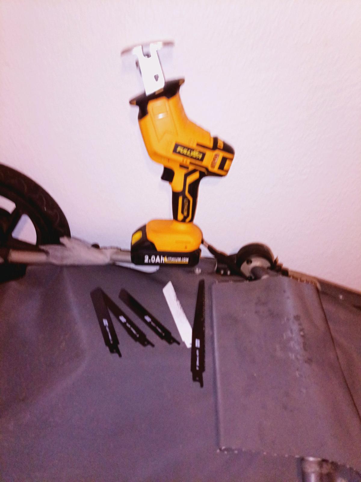 sawzall with 5 blades charger and battery