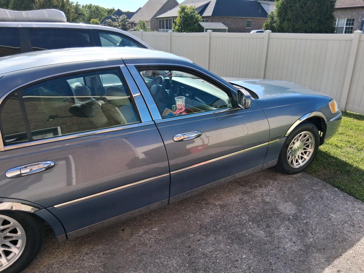 Lincoln town car