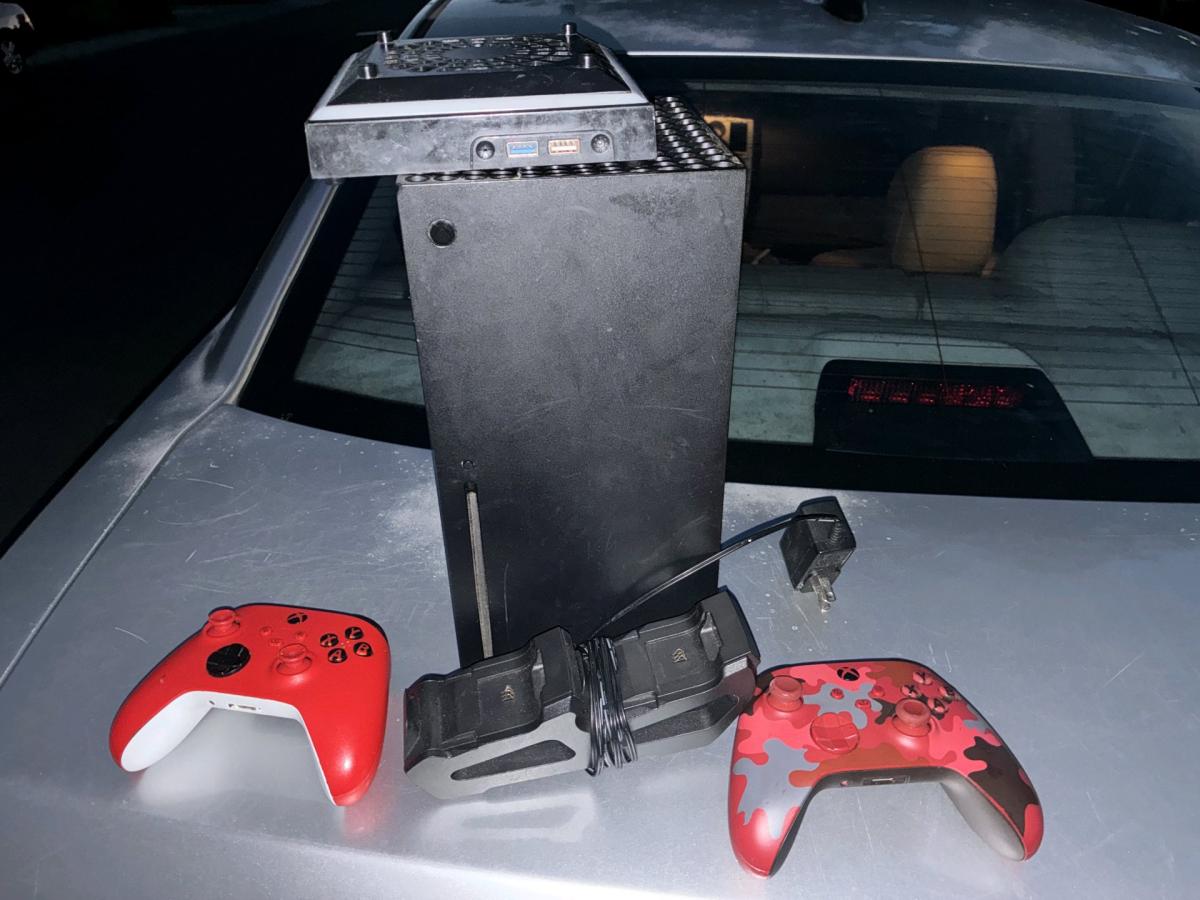 Xbox bundle 2controllers and cooling fan
