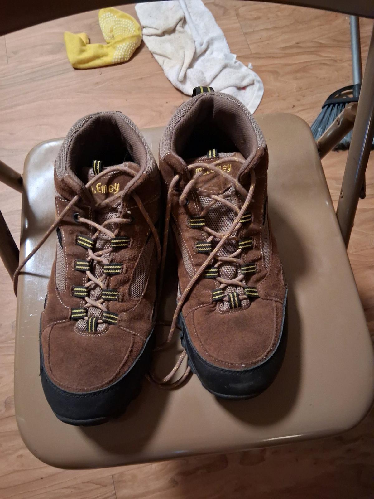 mens hiking boots size 10