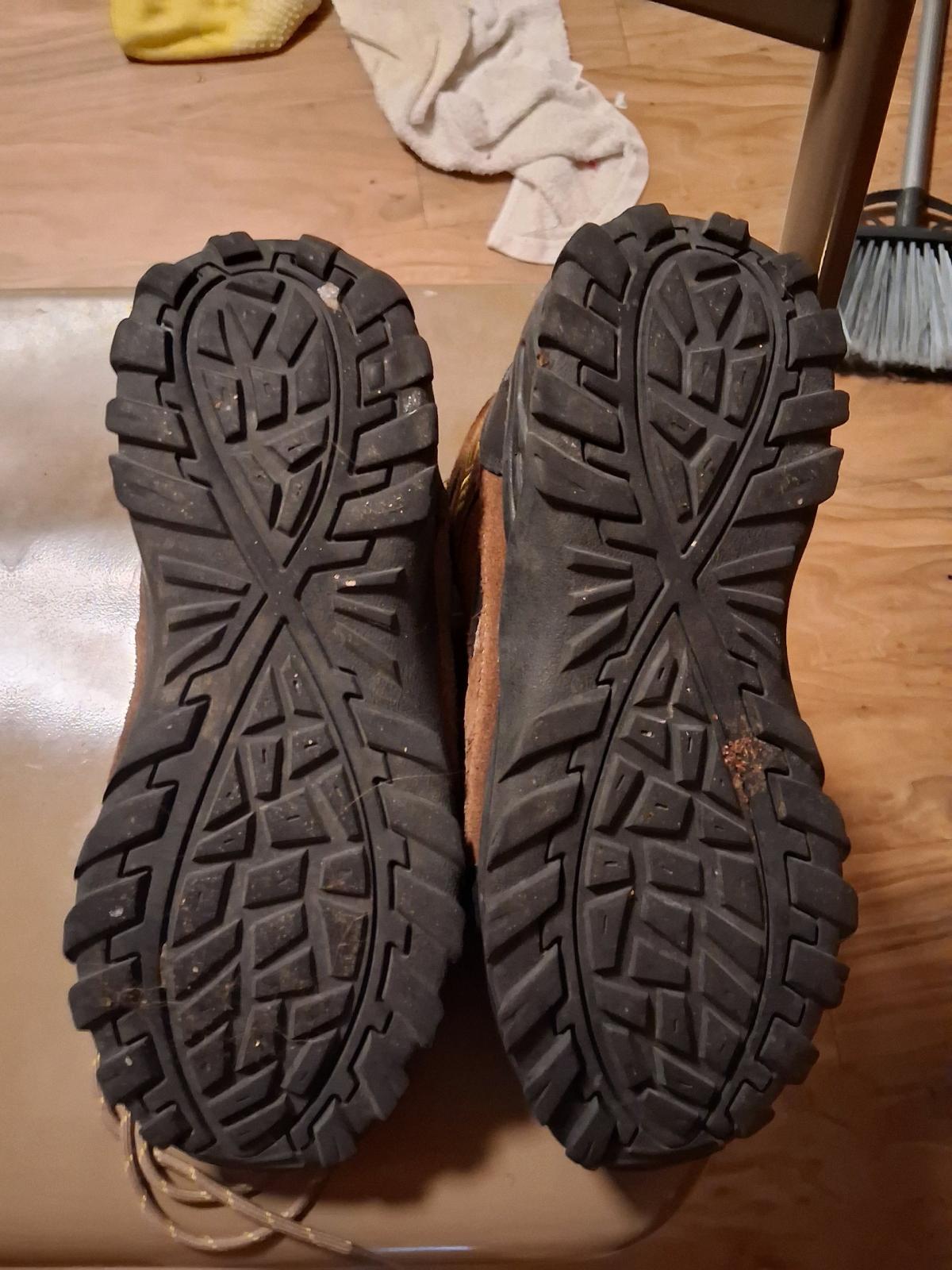 mens hiking boots size 10