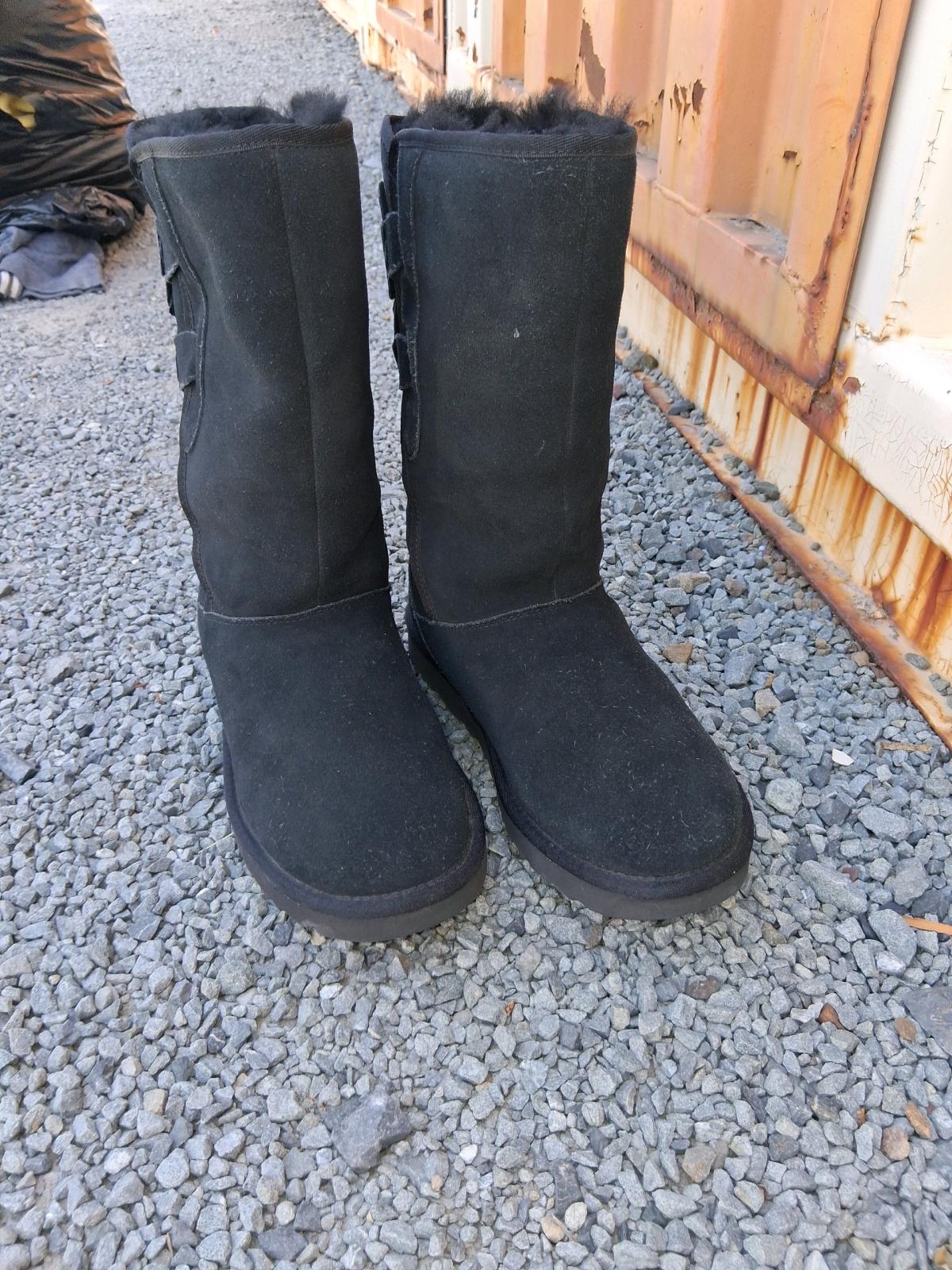 Barely Used Ugg boots the Bailey bow size 8