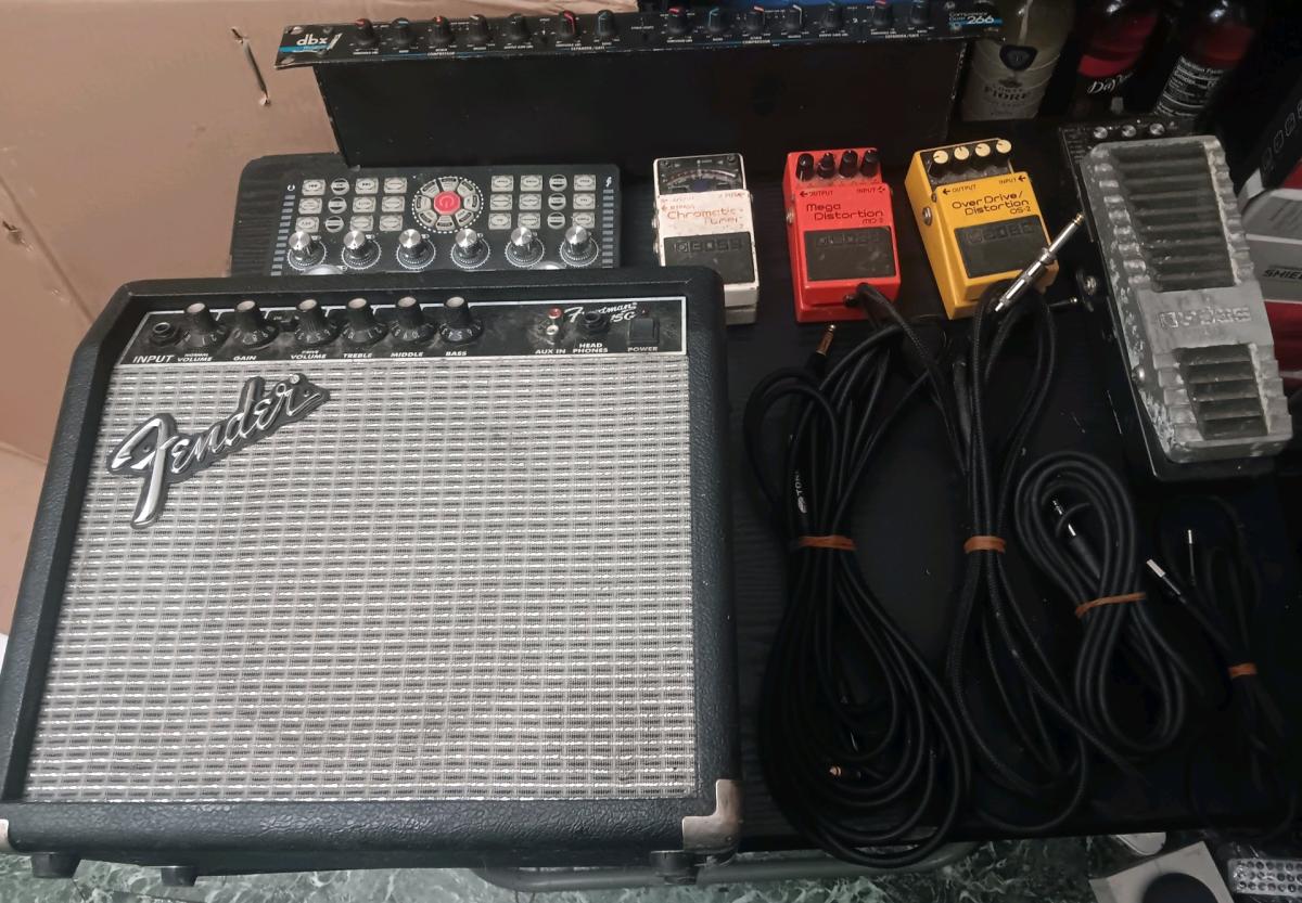 USED FENDER FRONTMAN COMBO AMPLIFIER