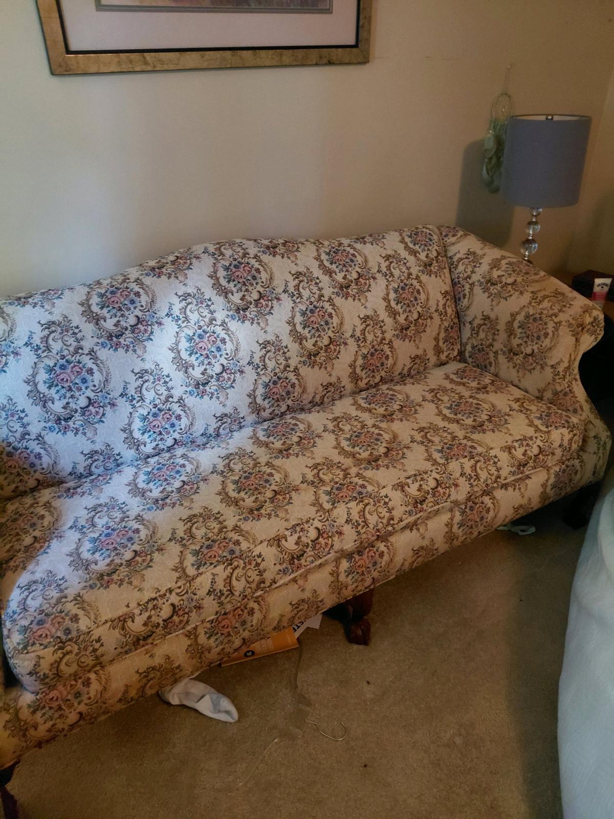 iam selling a living room suite