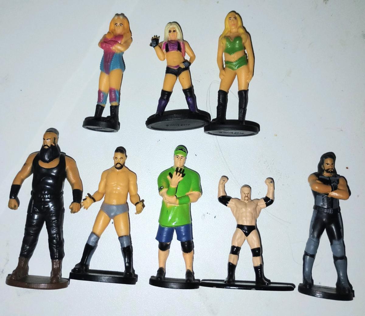 8 WWE MINI FIGURES