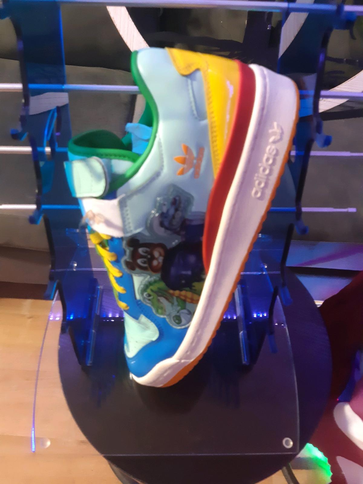 Adidas  collectors kids size 9 shoes