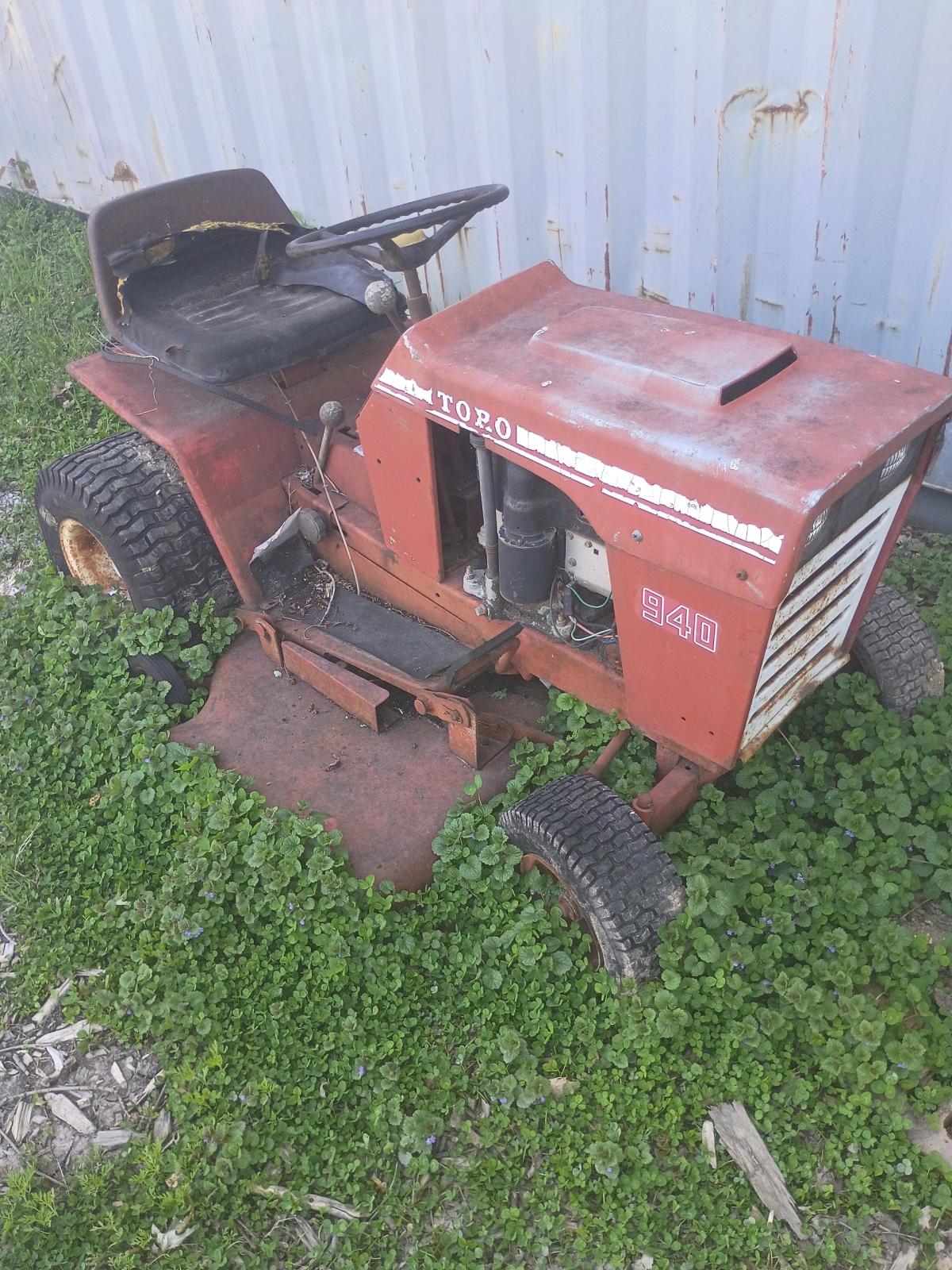 riding lawn mower Toro 940