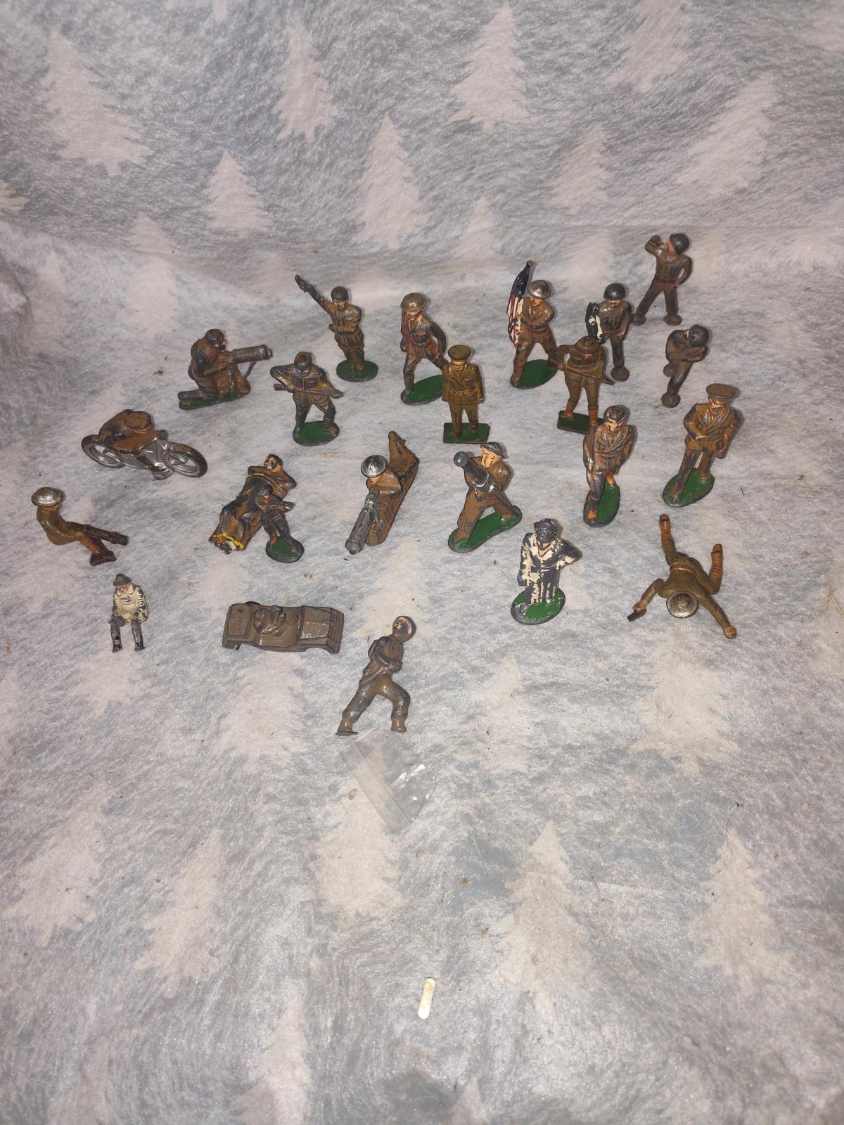 24 World War I toy cast soldiers