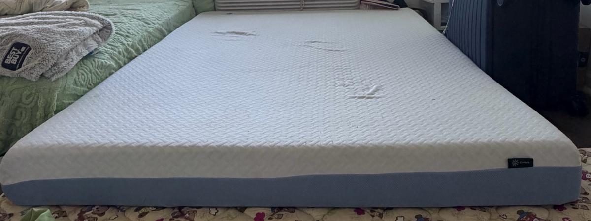 Zinus FullQueen Memory Foam Mattress  Clean  Comfortable