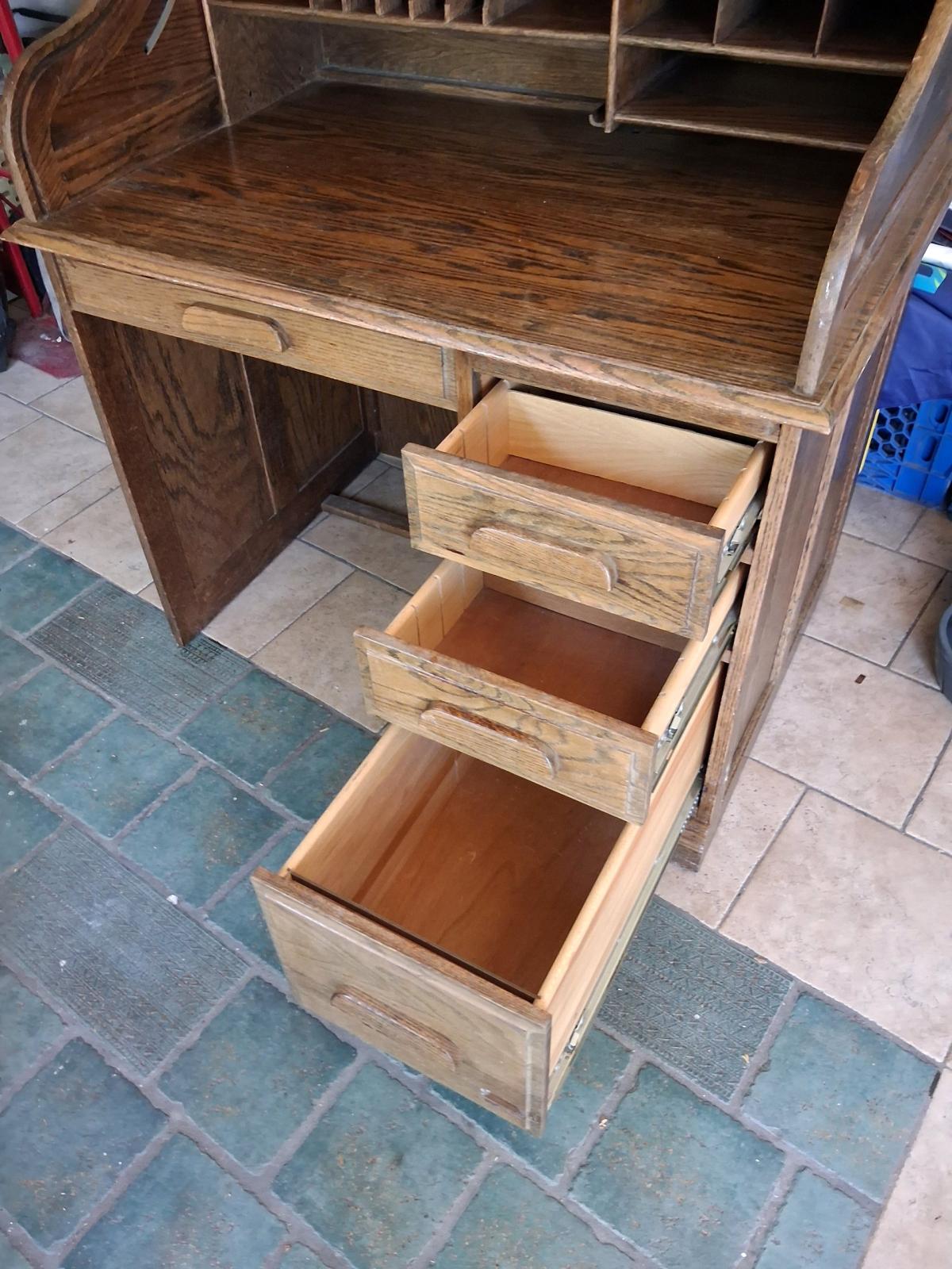 nice roll top desk with key