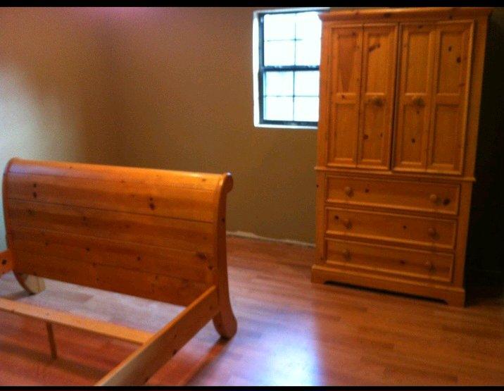 Queen Size Pine Sleigh Bedroom Suite