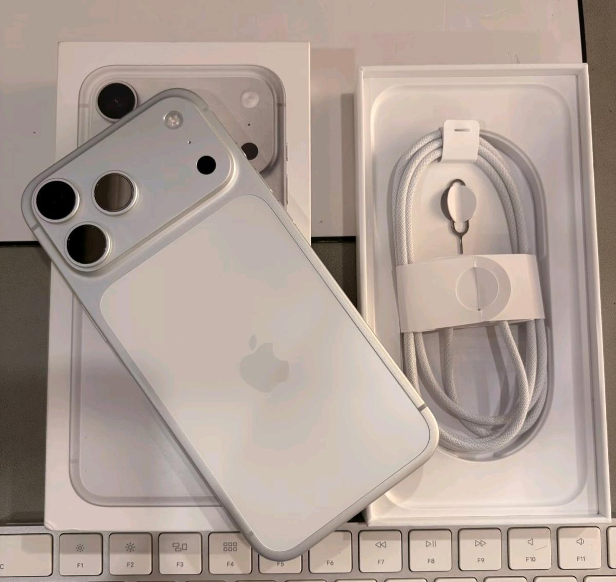 iPhone 17 Pro Max Orange Titanium  Potencia Estilo y Exclusi