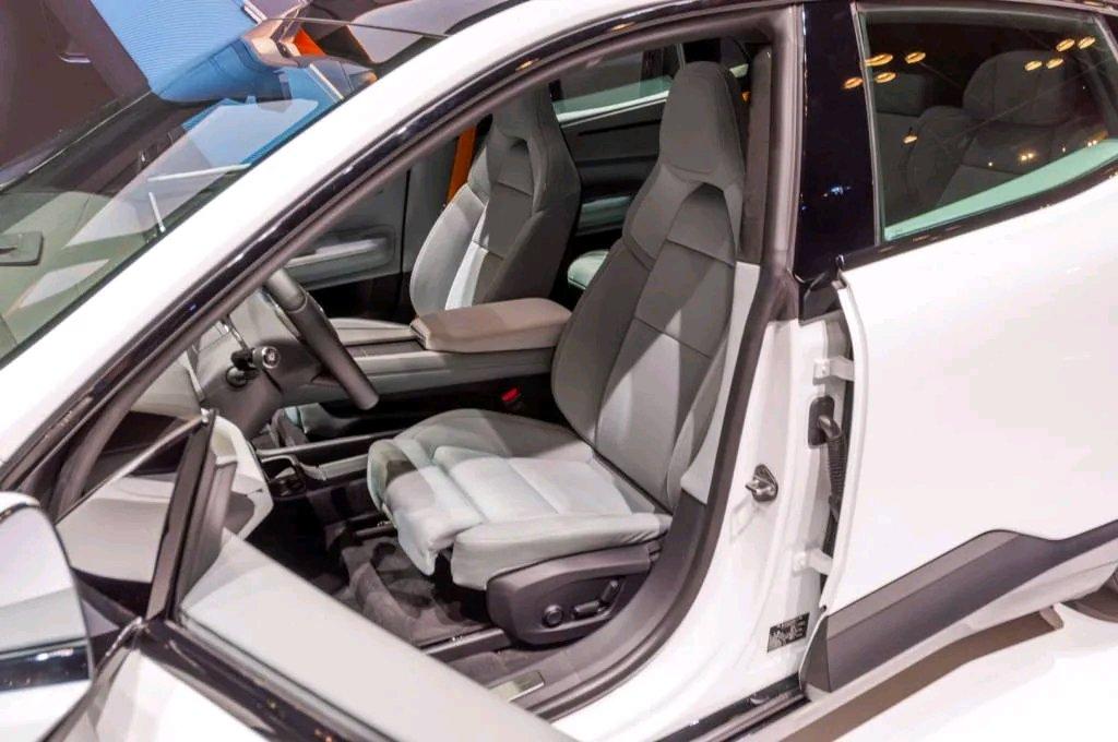 Im selling a brand new car name Polestar in 2025