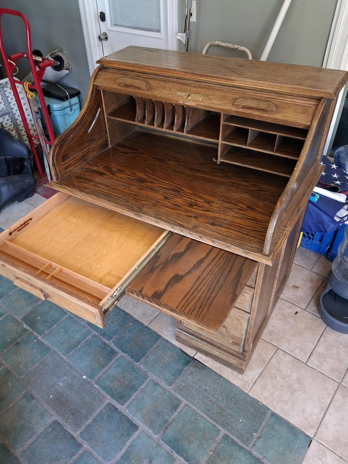 nice roll top desk with key