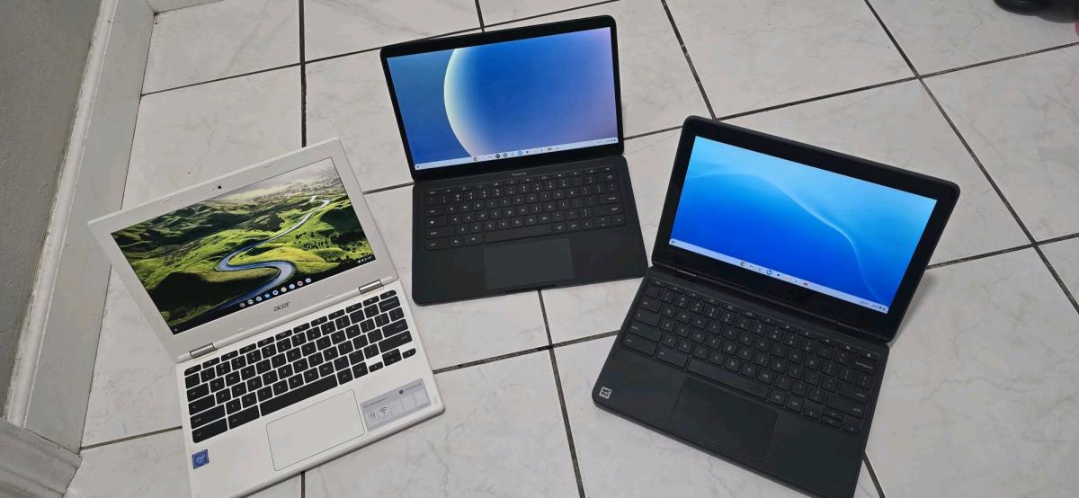 Laptos touch screen chromebook lot