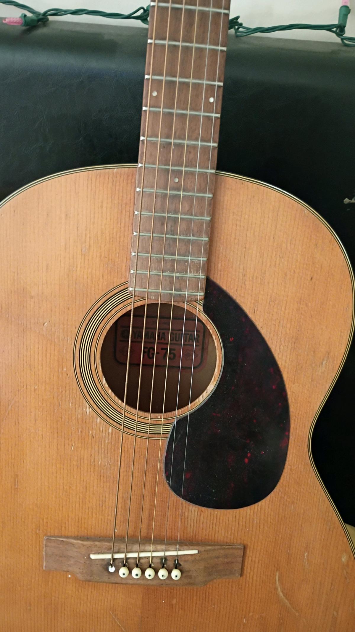Yamaha FG 75 Red label acoustic guitar