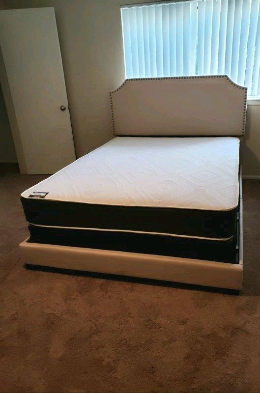 Cama Size Queen beige con colchon incluido