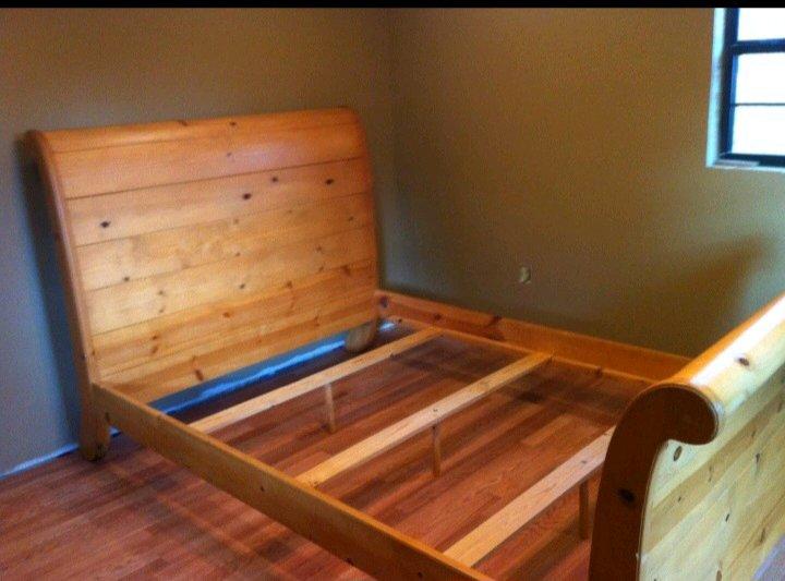 Queen Size Pine Sleigh Bedroom Suite