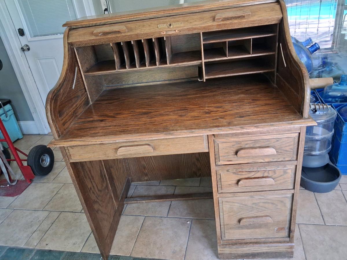 nice roll top desk with key