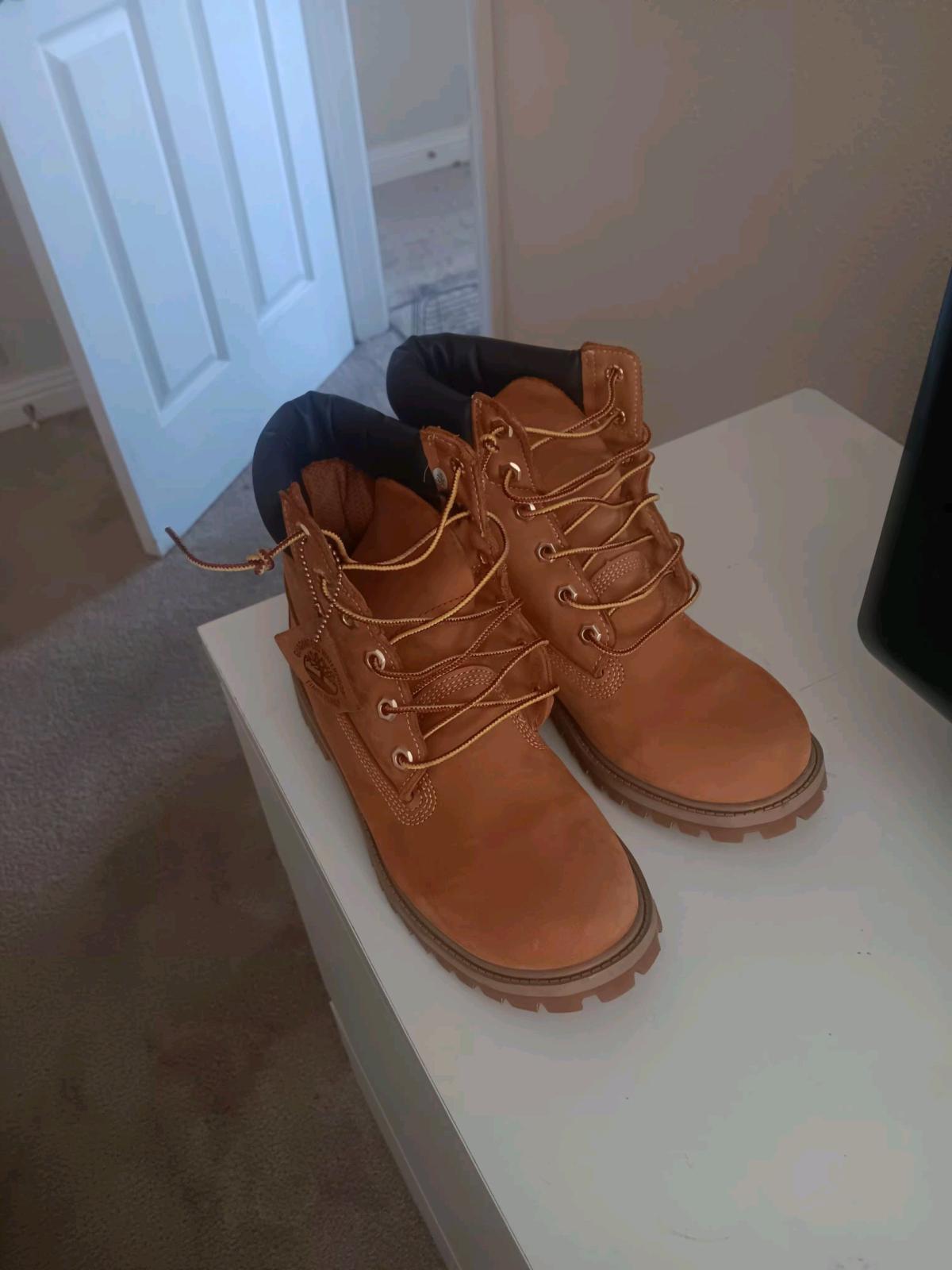 brand new timberland shoes size 6 in men and 8 in womens