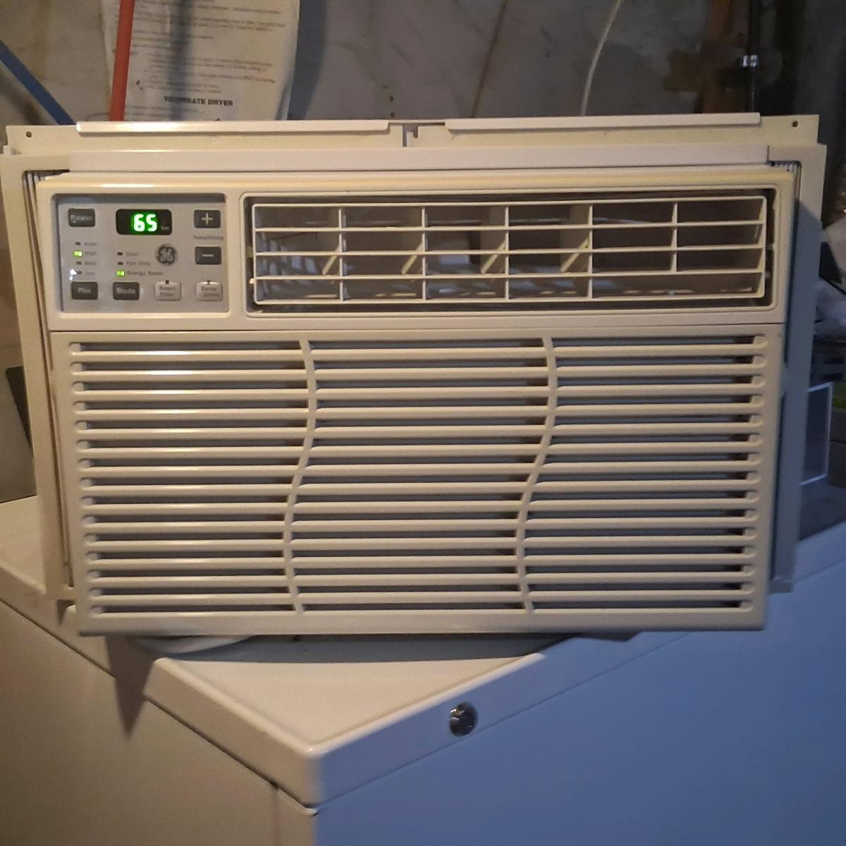GE 6000 BTU Window Air Conditioner  Clean  Works Great