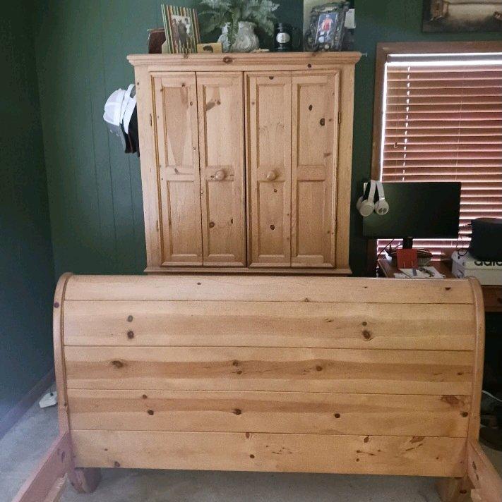 Queen Size Pine Sleigh Bedroom Suite