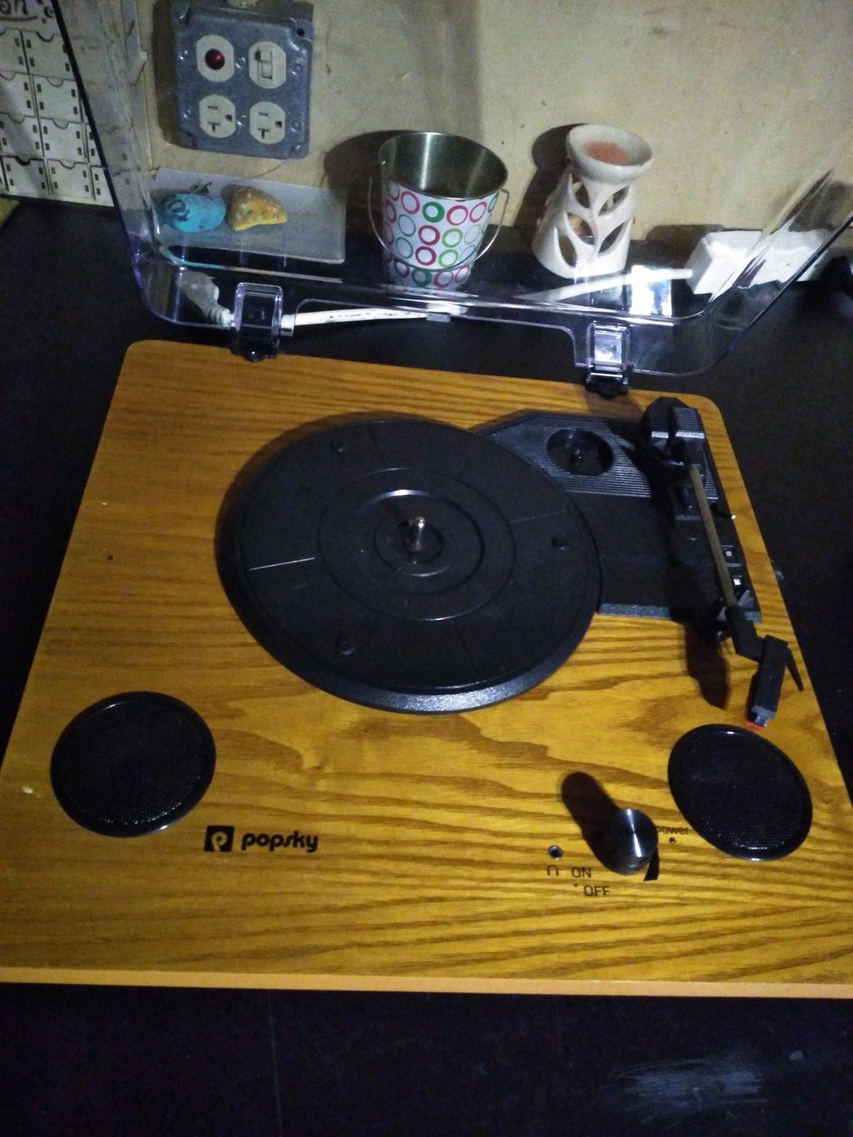 Popsky 3Speed Turntable w Bluetooth capability and speakers