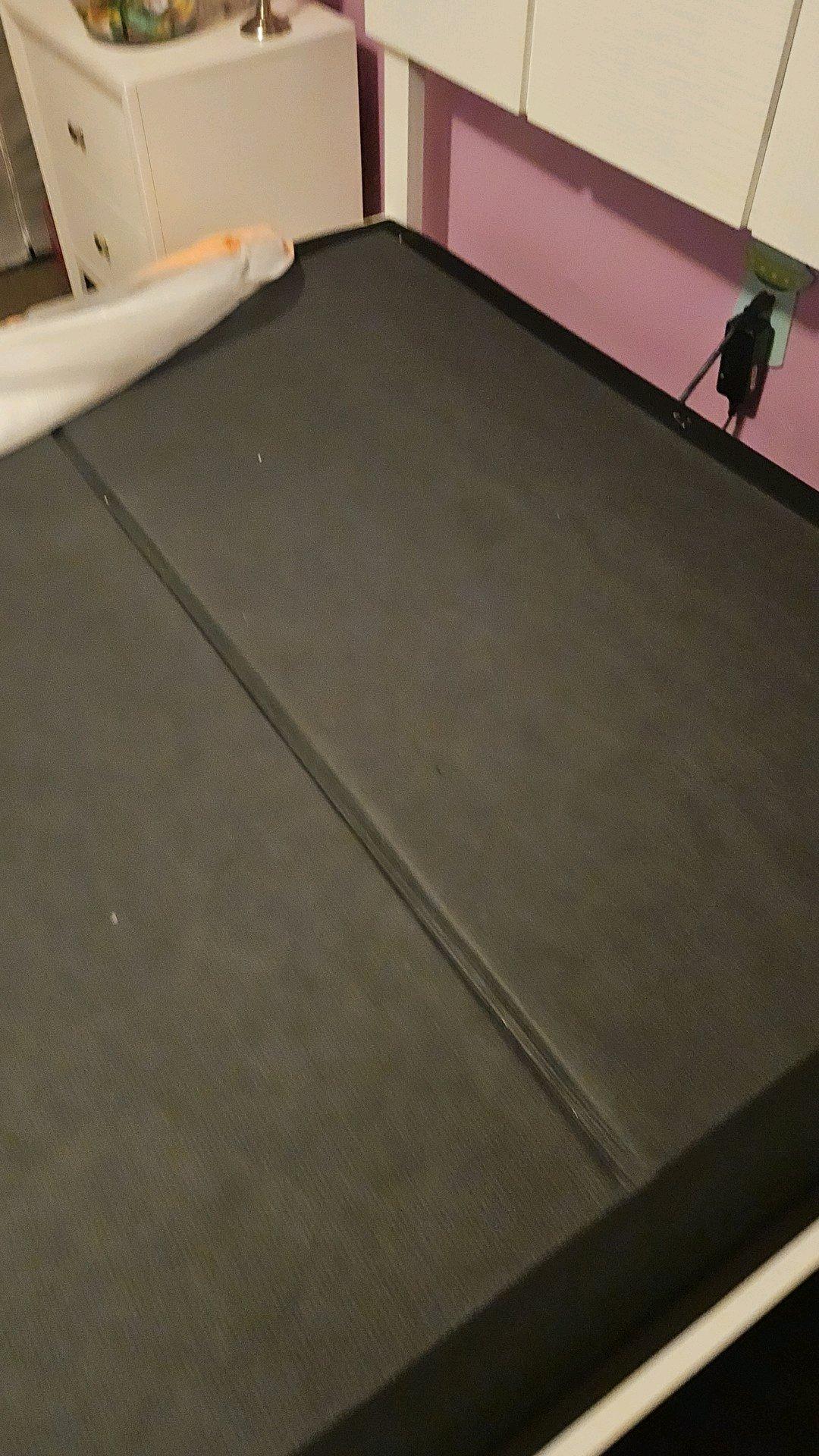 adjustable bed is a oueen size  color black
