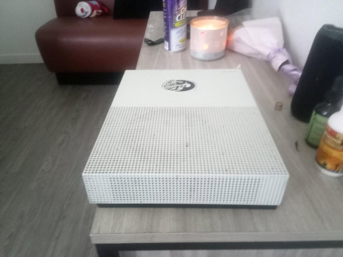 Microsoft Xbox one s used no controller or power cord