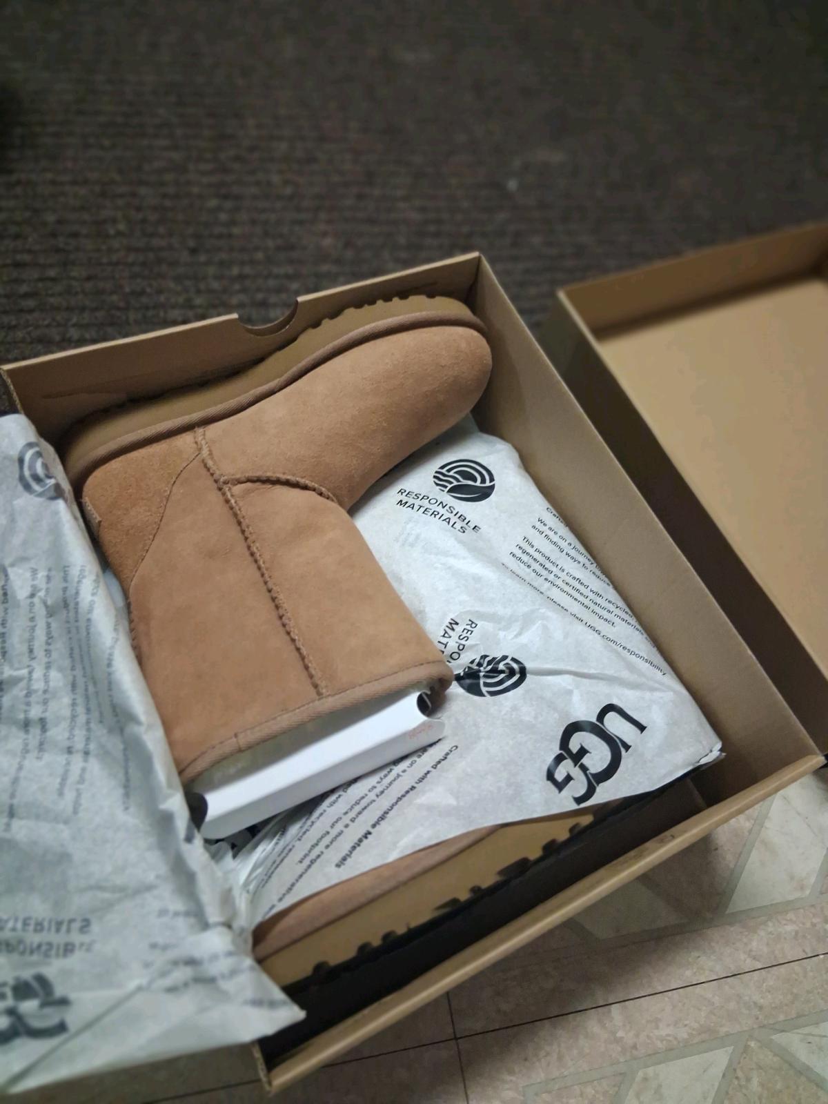 Womens Tan Ugg Boots Size 6 New in Box