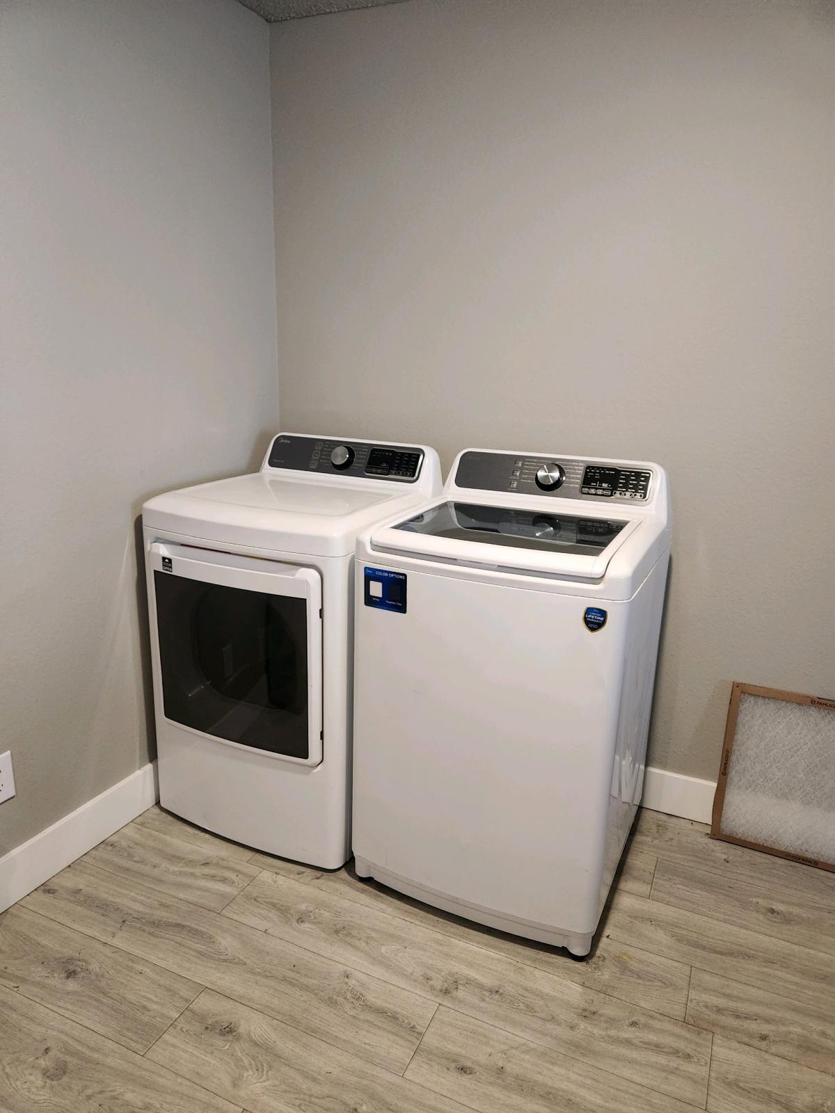 Midea fullsize washer and dryer set