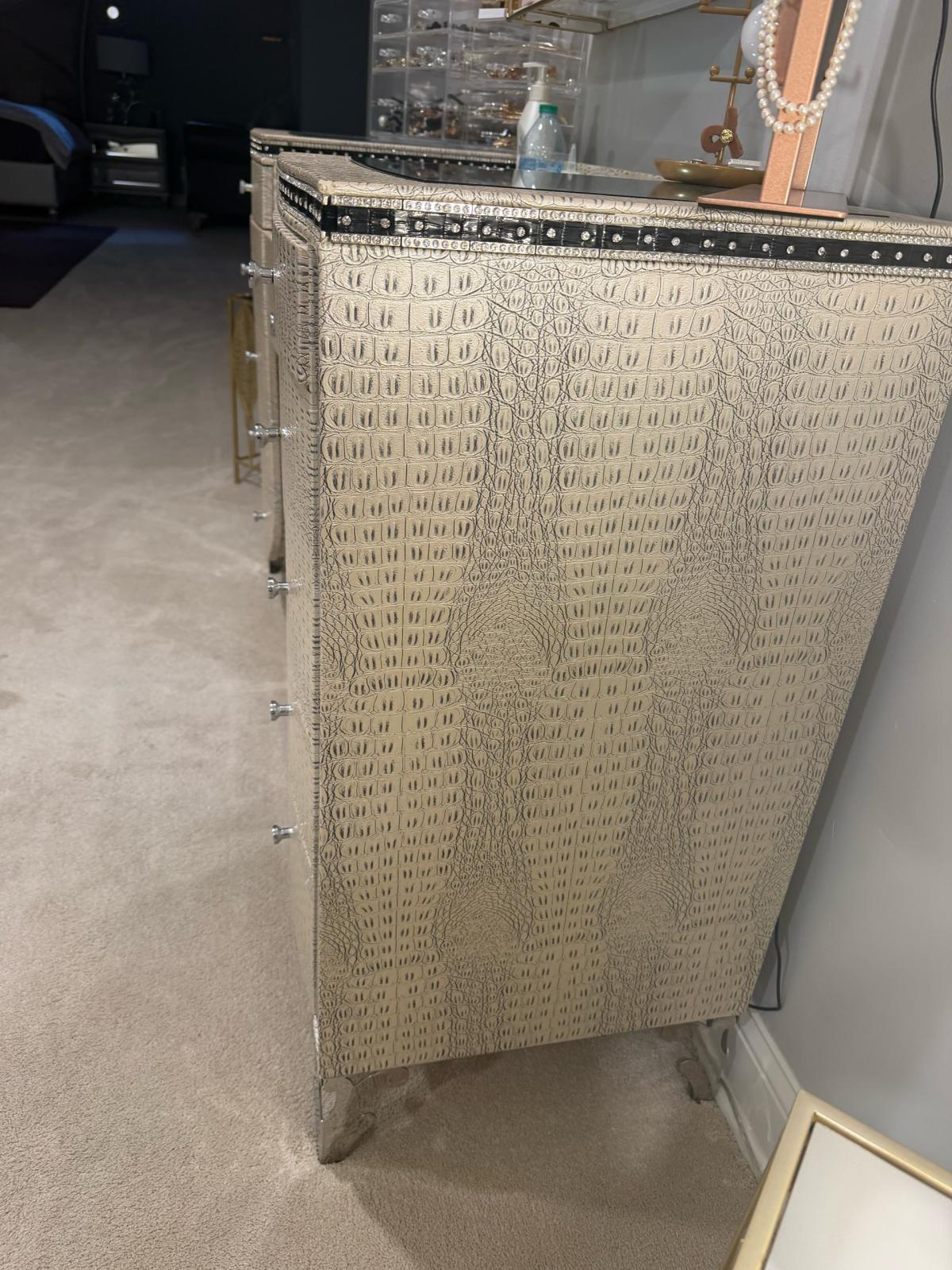 Vanity no mirror no chair very good quality purchased at Ra