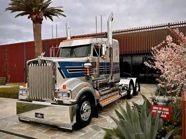 Neatly used 2019 Freightliner Cascadia truck