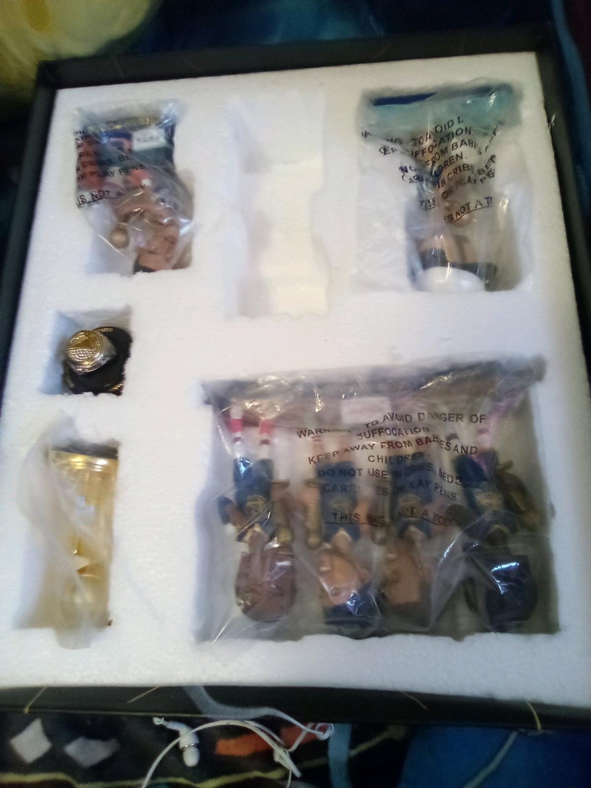 Im selling this 2 boxes of warriors of bubble heads and sell