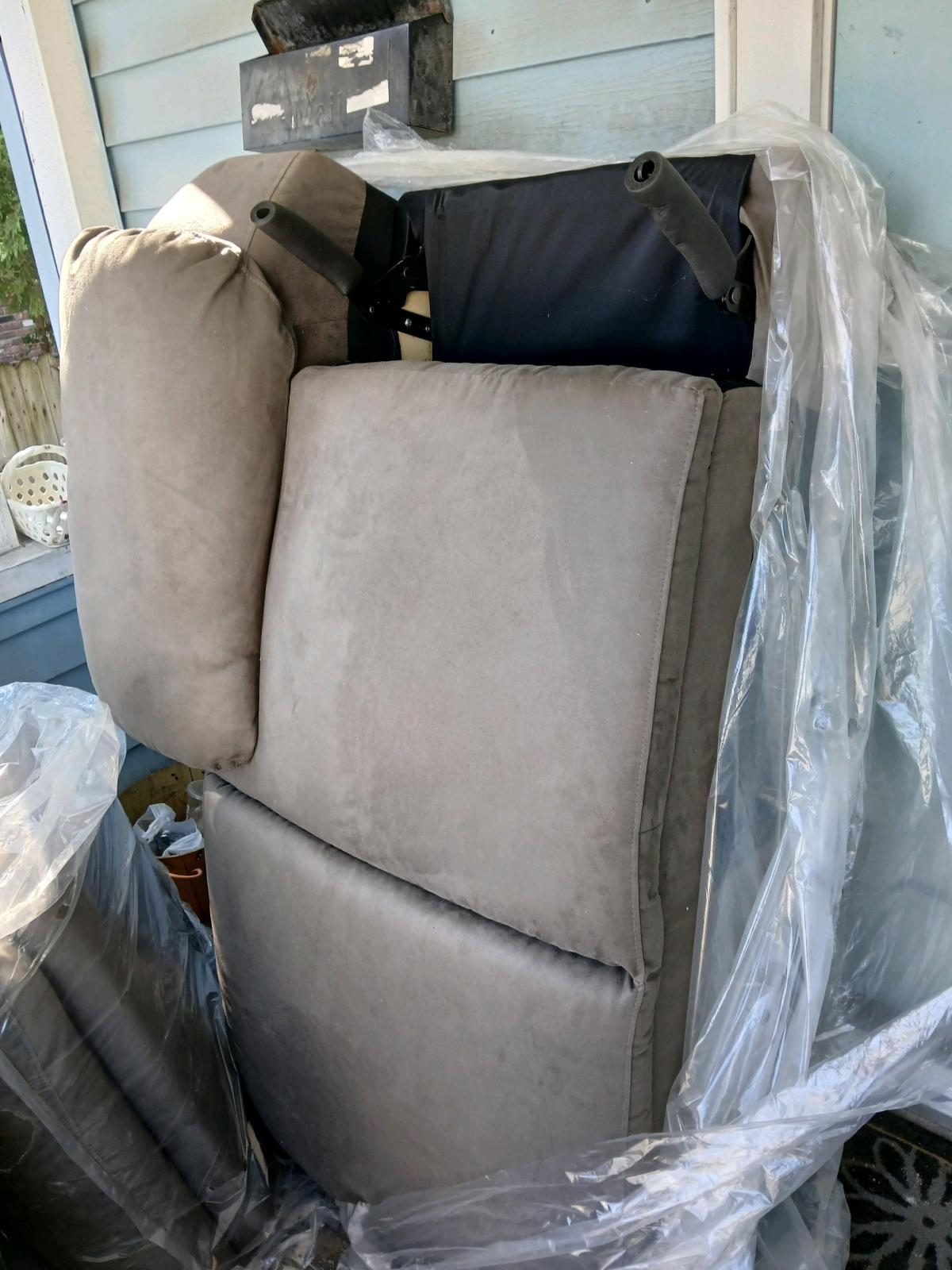 BRAND NEW RECLINING CHAISE LOUNGE