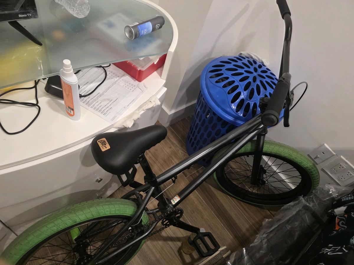 BMX elite negra pero con ruedas verdes