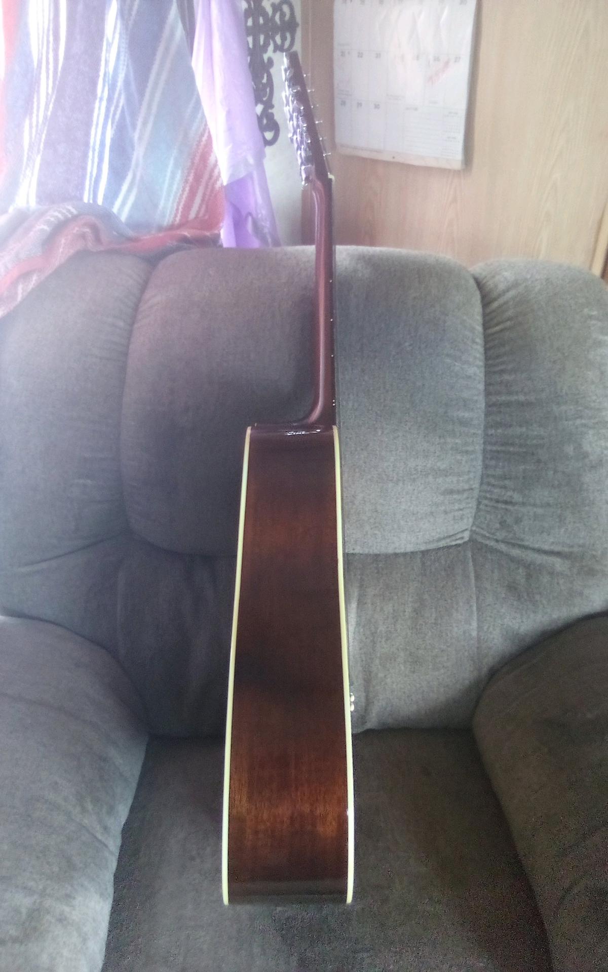 1975 original 12 string guitar by fender excellent condition