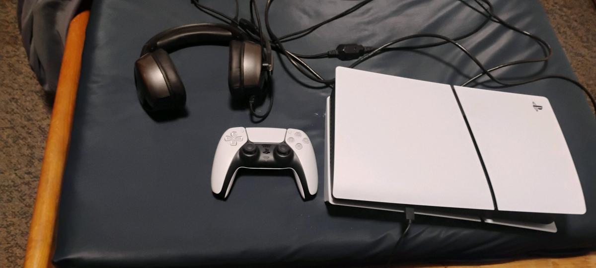 new ps5 HDMI tons of games 1 controller Ethernet cable heads