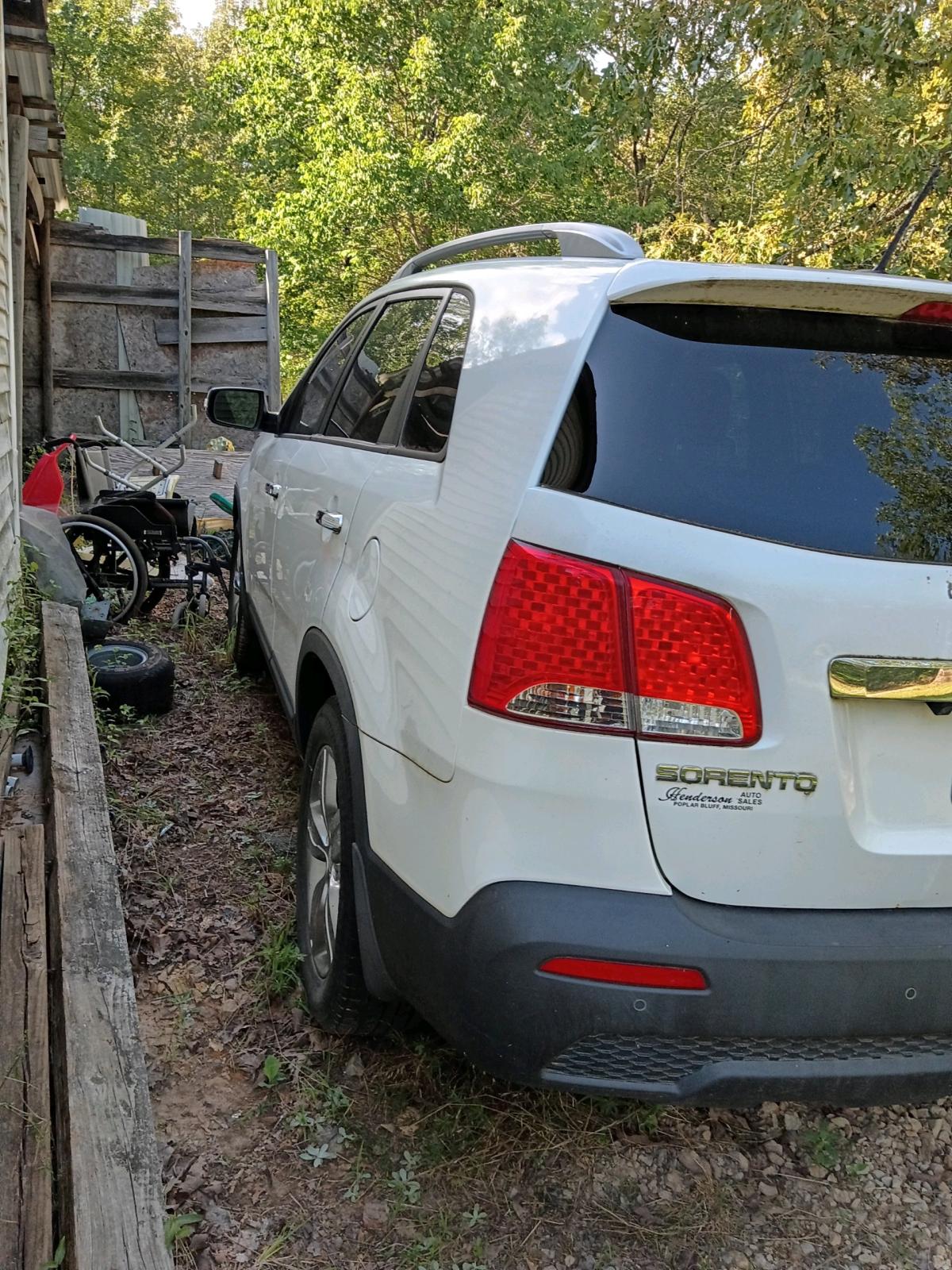 2013 white Kia Sorento