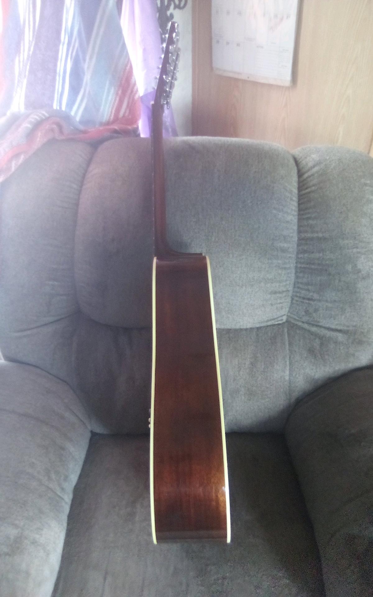 1975 original 12 string guitar by fender excellent condition