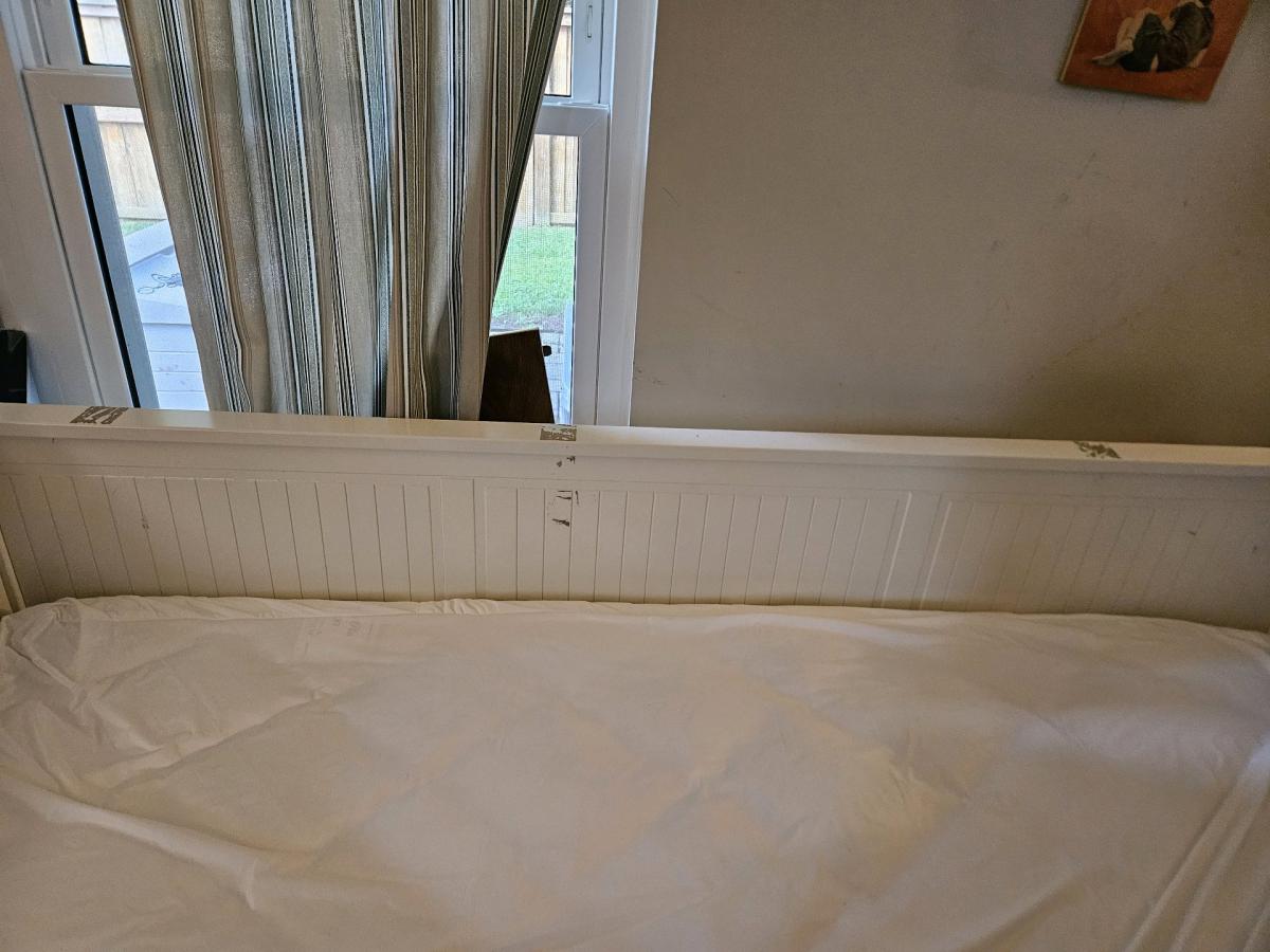 White daybed with 3 drawers expands to double bed