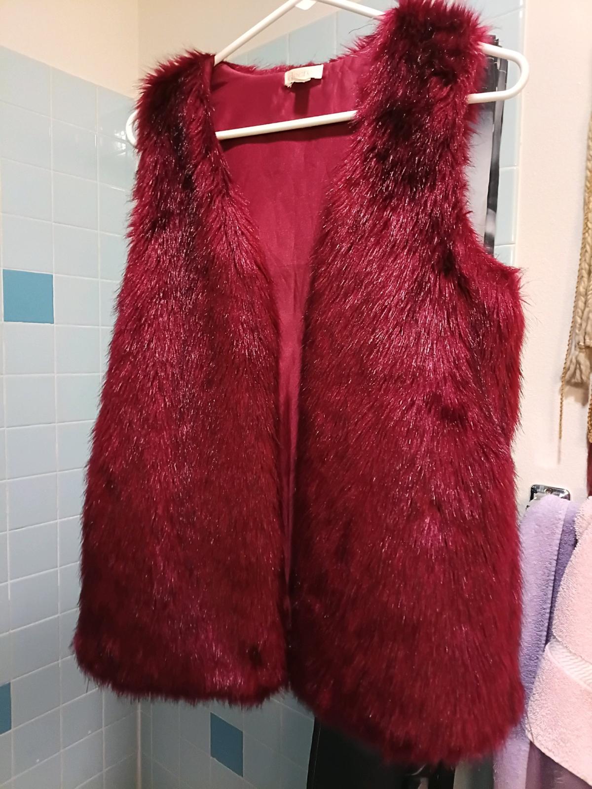Decree brand Burgand Black Cherry Faux Fur Vest in sz Medium