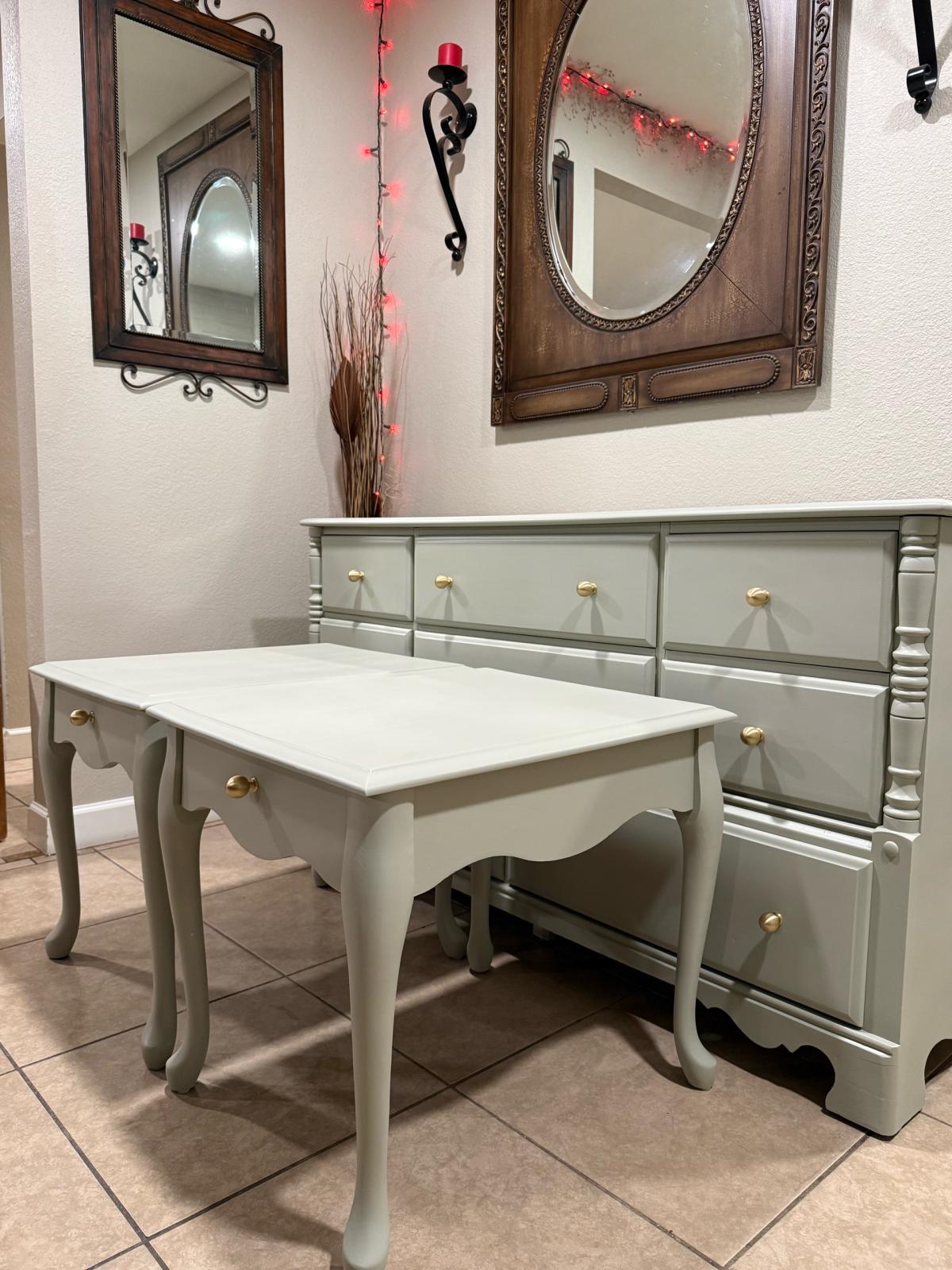 Beautiful vintage 3 piece bedroom set