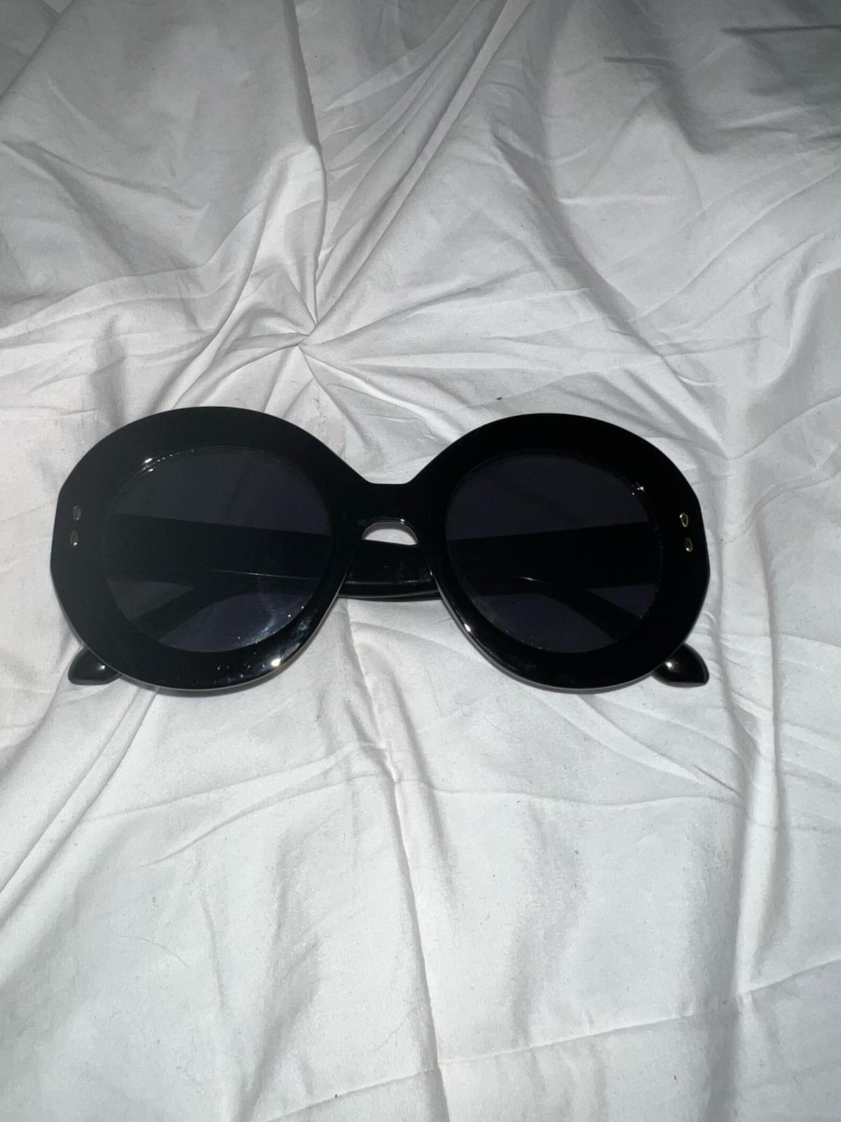 black fashion sunglasses mint condition