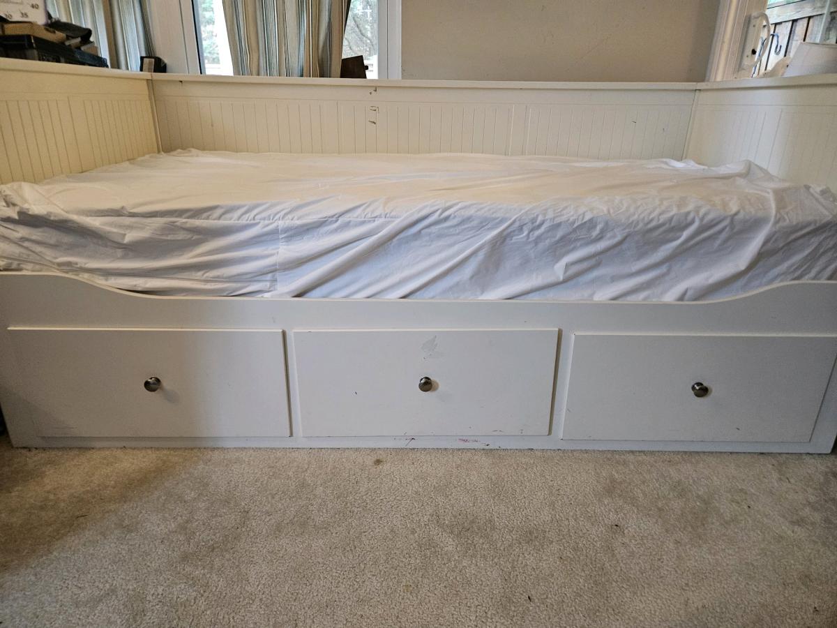 White daybed with 3 drawers expands to double bed