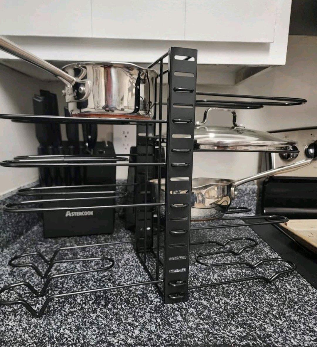 Adjustable pots and lids holder