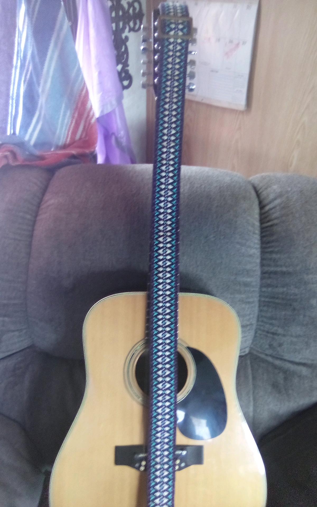 1975 original 12 string guitar by fender excellent condition