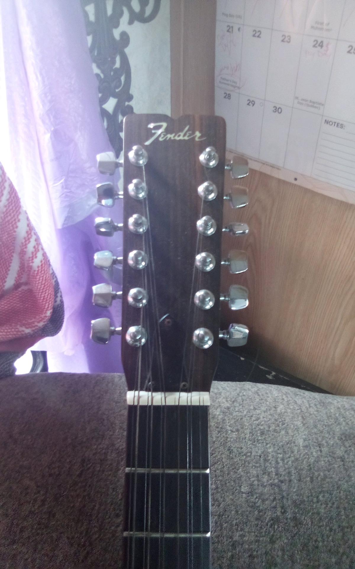 1975 original 12 string guitar by fender excellent condition