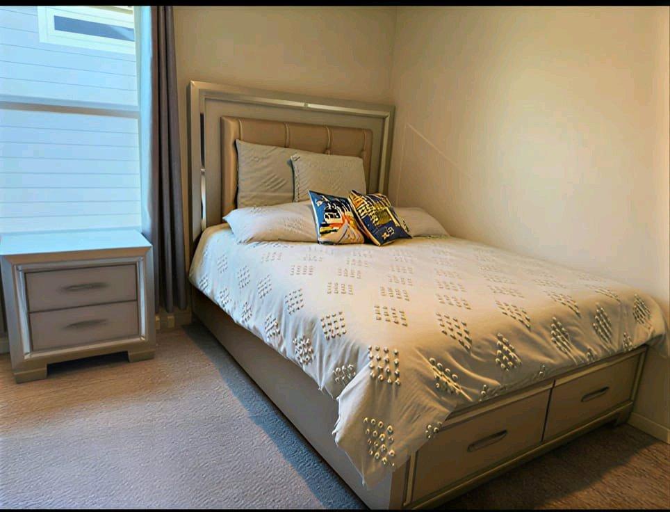 Great Deal Queen Bedroom Set for Sale