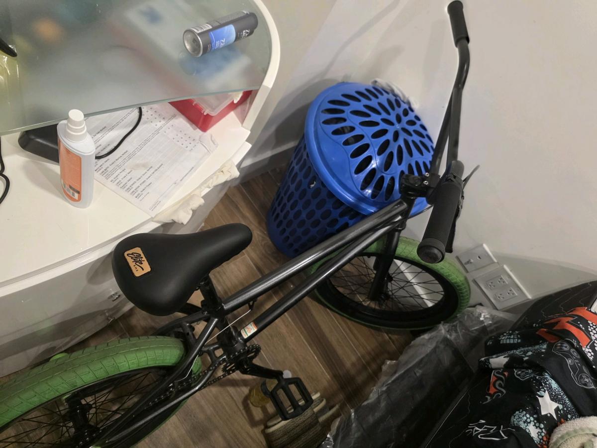BMX elite negra pero con ruedas verdes